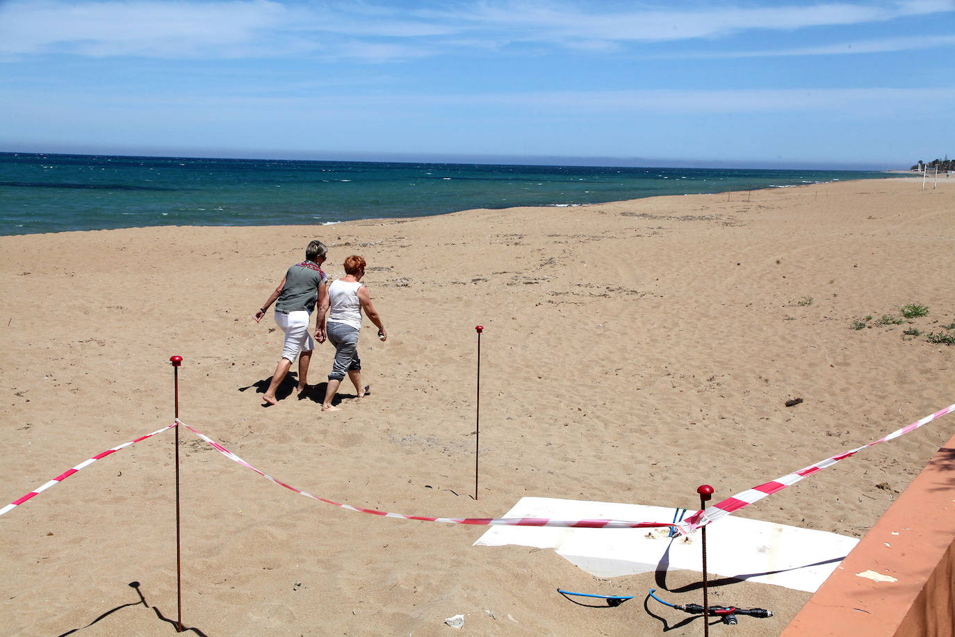 Dénia | Los agentes policiales han llevado a cabo diferentes controles este jueves para vigilar que las personas que paseaban por las playas valencianas cumplieran con los requisitios permitidos durante la fase 1 de la desescalada en la que se encuentra la Comunitat. 