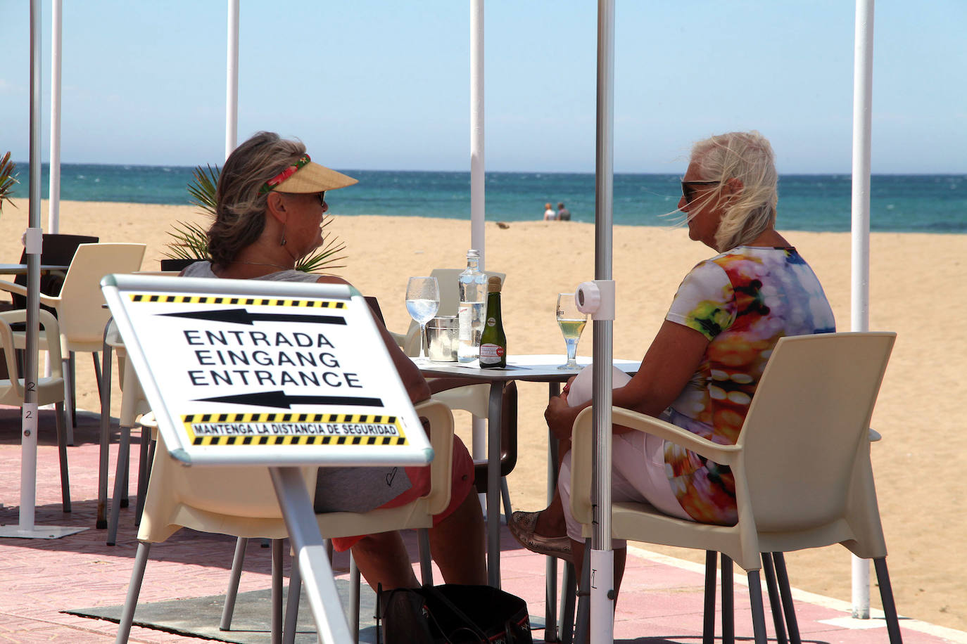 Dénia | Los agentes policiales han llevado a cabo diferentes controles este jueves para vigilar que las personas que paseaban por las playas valencianas cumplieran con los requisitios permitidos durante la fase 1 de la desescalada en la que se encuentra la Comunitat. 