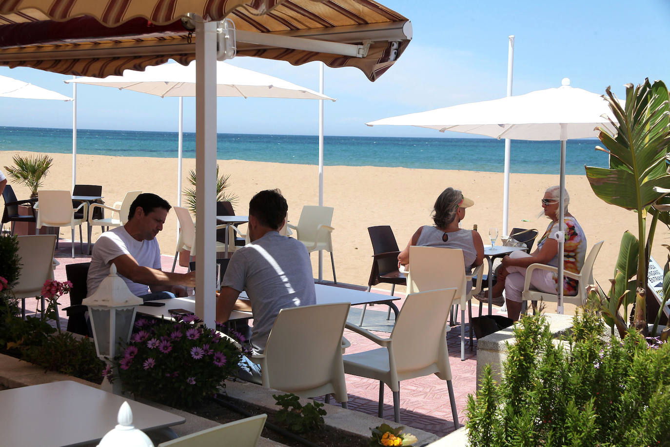 Dénia | Los agentes policiales han llevado a cabo diferentes controles este jueves para vigilar que las personas que paseaban por las playas valencianas cumplieran con los requisitios permitidos durante la fase 1 de la desescalada en la que se encuentra la Comunitat. 