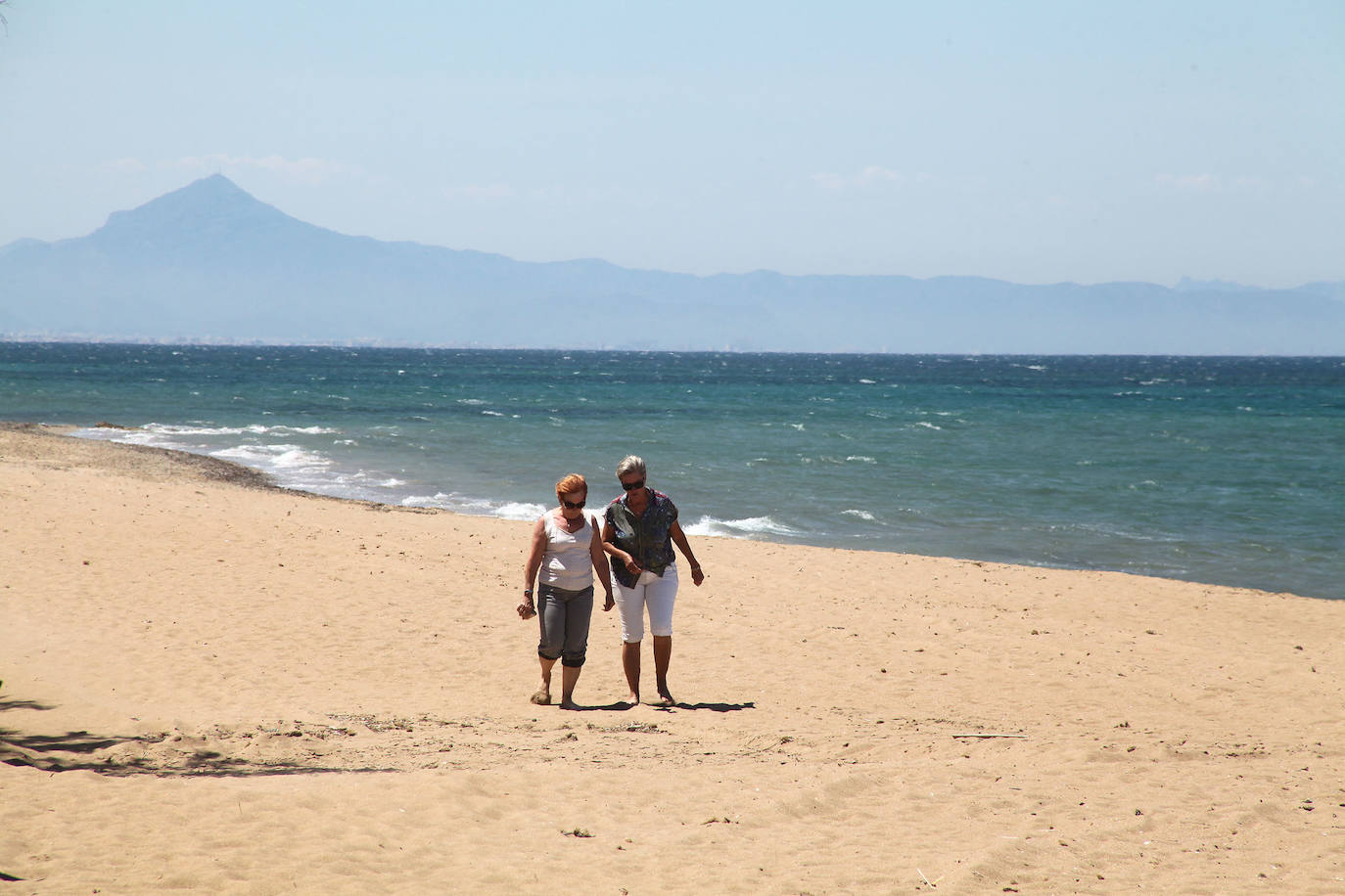 Dénia | Los agentes policiales han llevado a cabo diferentes controles este jueves para vigilar que las personas que paseaban por las playas valencianas cumplieran con los requisitios permitidos durante la fase 1 de la desescalada en la que se encuentra la Comunitat. 