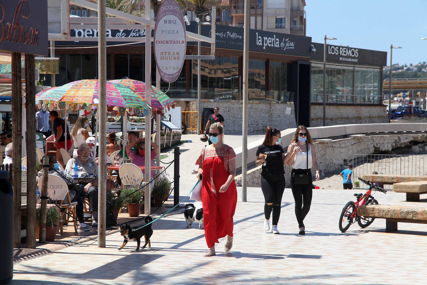 Xàbia | Los agentes policiales han llevado a cabo diferentes controles este jueves para vigilar que las personas que paseaban por las playas valencianas cumplieran con los requisitios permitidos durante la fase 1 de la desescalada en la que se encuentra la Comunitat. 