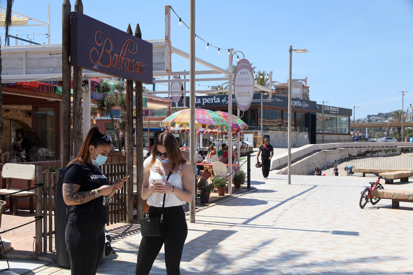 Xàbia | Los agentes policiales han llevado a cabo diferentes controles este jueves para vigilar que las personas que paseaban por las playas valencianas cumplieran con los requisitios permitidos durante la fase 1 de la desescalada en la que se encuentra la Comunitat. 