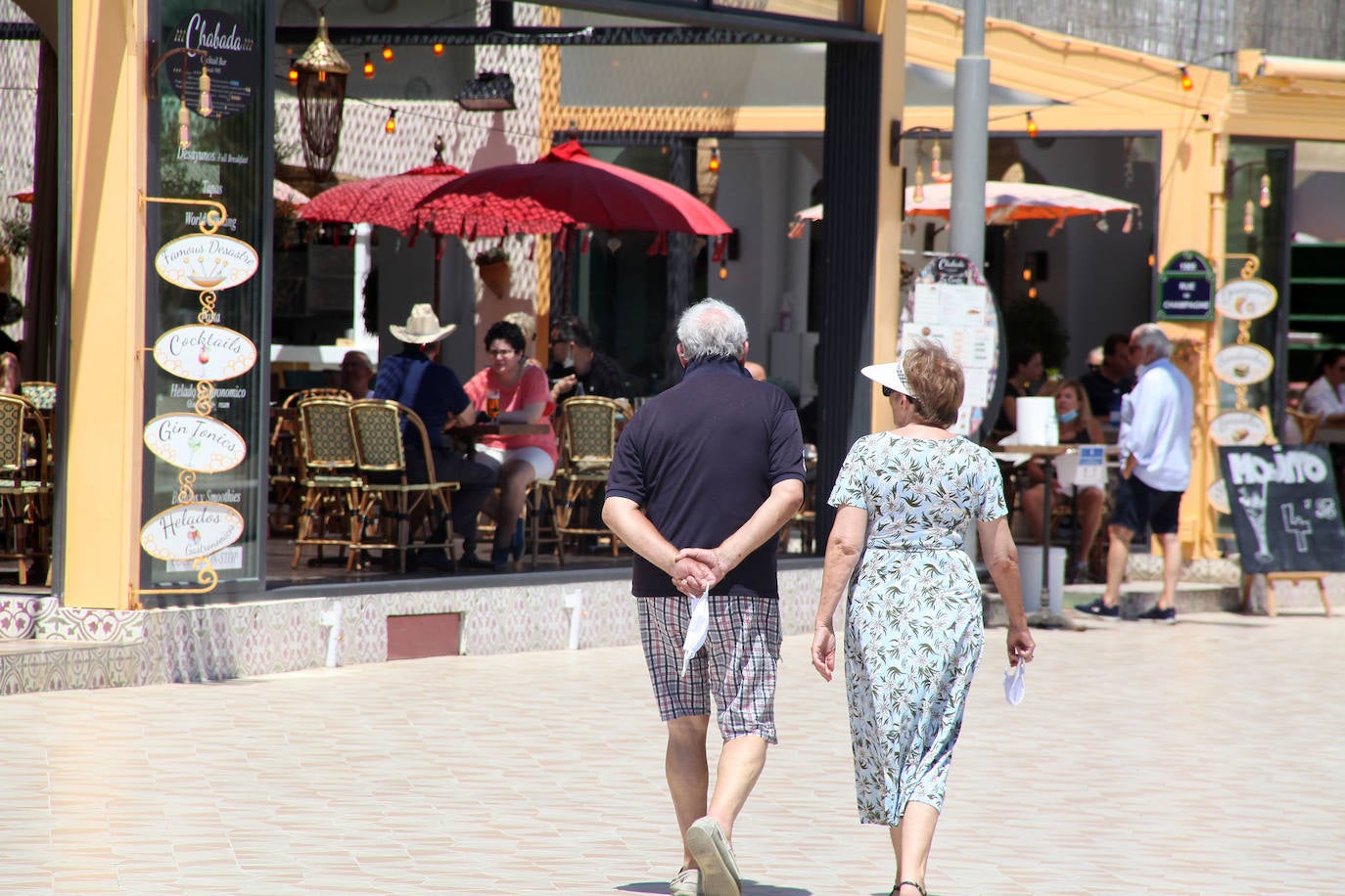 Xàbia | Los agentes policiales han llevado a cabo diferentes controles este jueves para vigilar que las personas que paseaban por las playas valencianas cumplieran con los requisitios permitidos durante la fase 1 de la desescalada en la que se encuentra la Comunitat. 