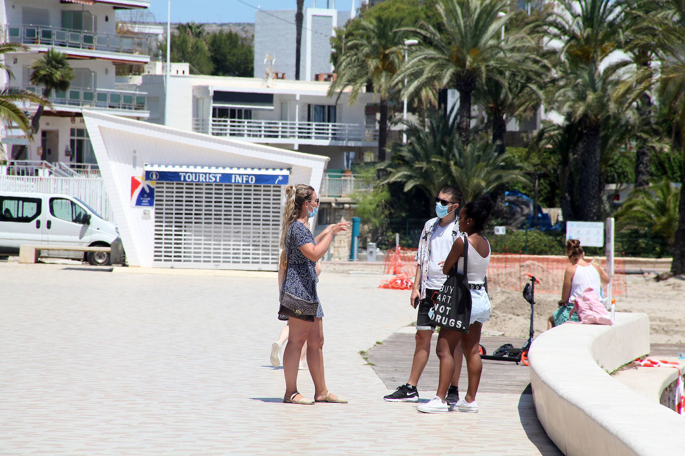 Xàbia | Los agentes policiales han llevado a cabo diferentes controles este jueves para vigilar que las personas que paseaban por las playas valencianas cumplieran con los requisitios permitidos durante la fase 1 de la desescalada en la que se encuentra la Comunitat. 