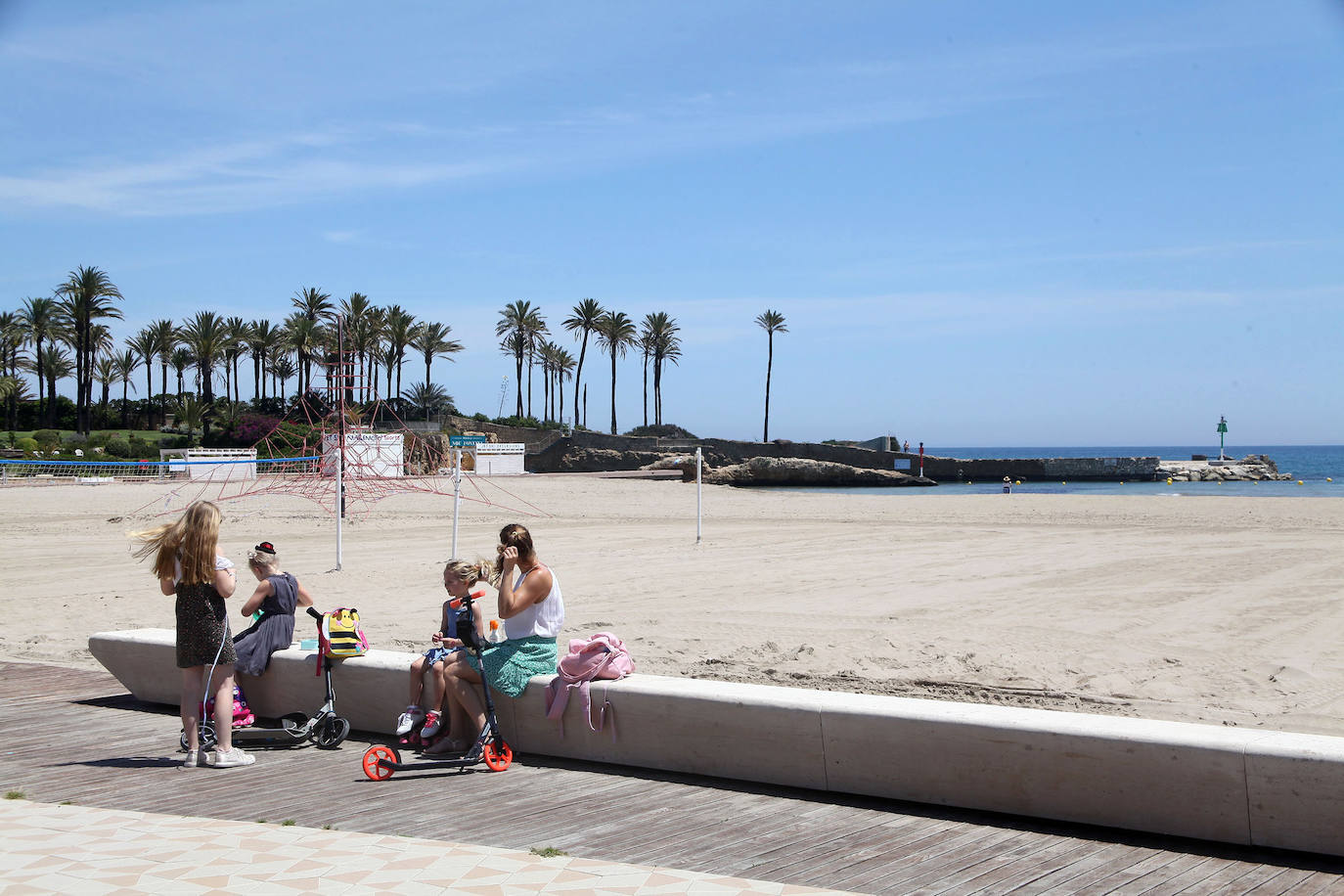 Xàbia | Los agentes policiales han llevado a cabo diferentes controles este jueves para vigilar que las personas que paseaban por las playas valencianas cumplieran con los requisitios permitidos durante la fase 1 de la desescalada en la que se encuentra la Comunitat. 