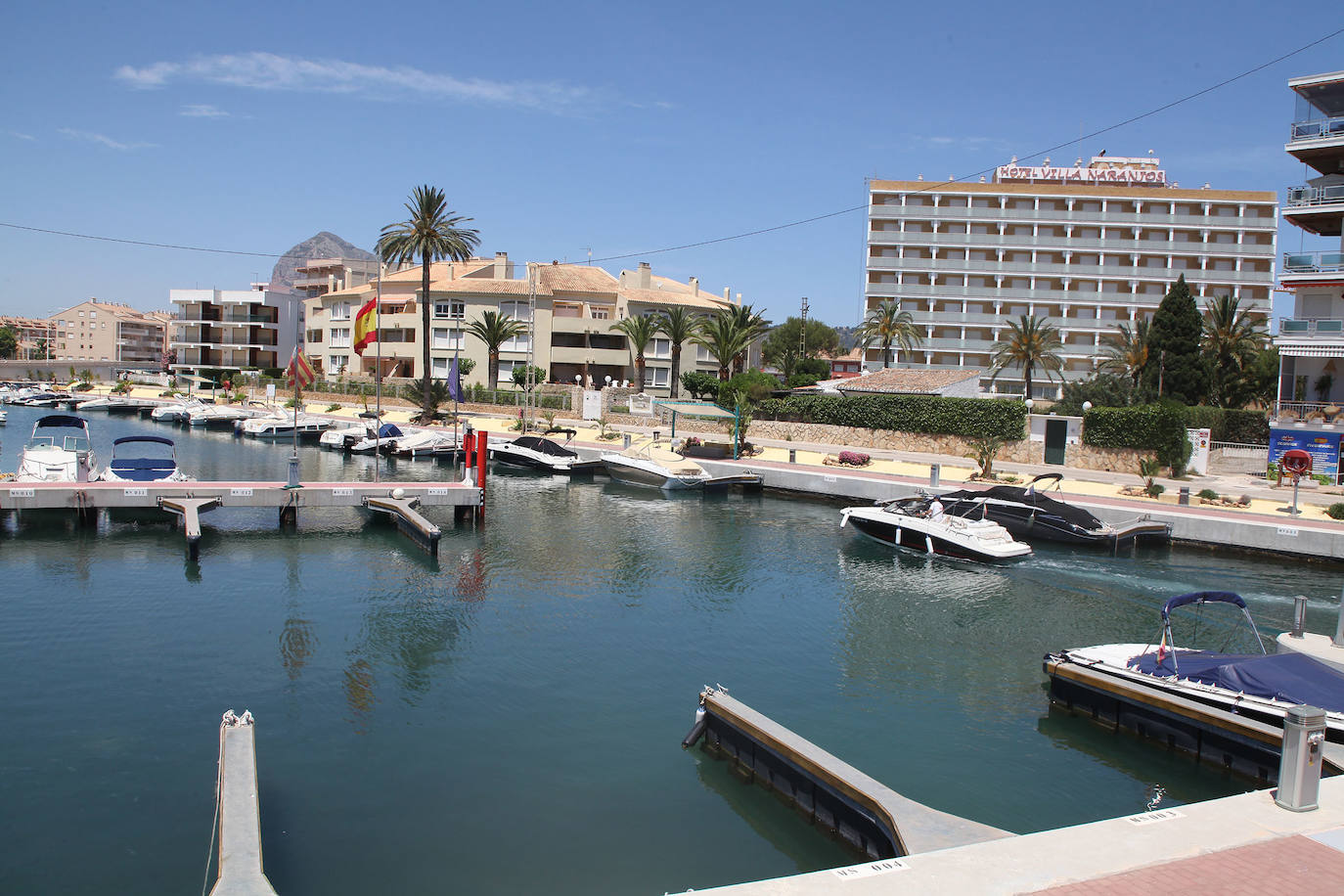 Xàbia | Los agentes policiales han llevado a cabo diferentes controles este jueves para vigilar que las personas que paseaban por las playas valencianas cumplieran con los requisitios permitidos durante la fase 1 de la desescalada en la que se encuentra la Comunitat. 