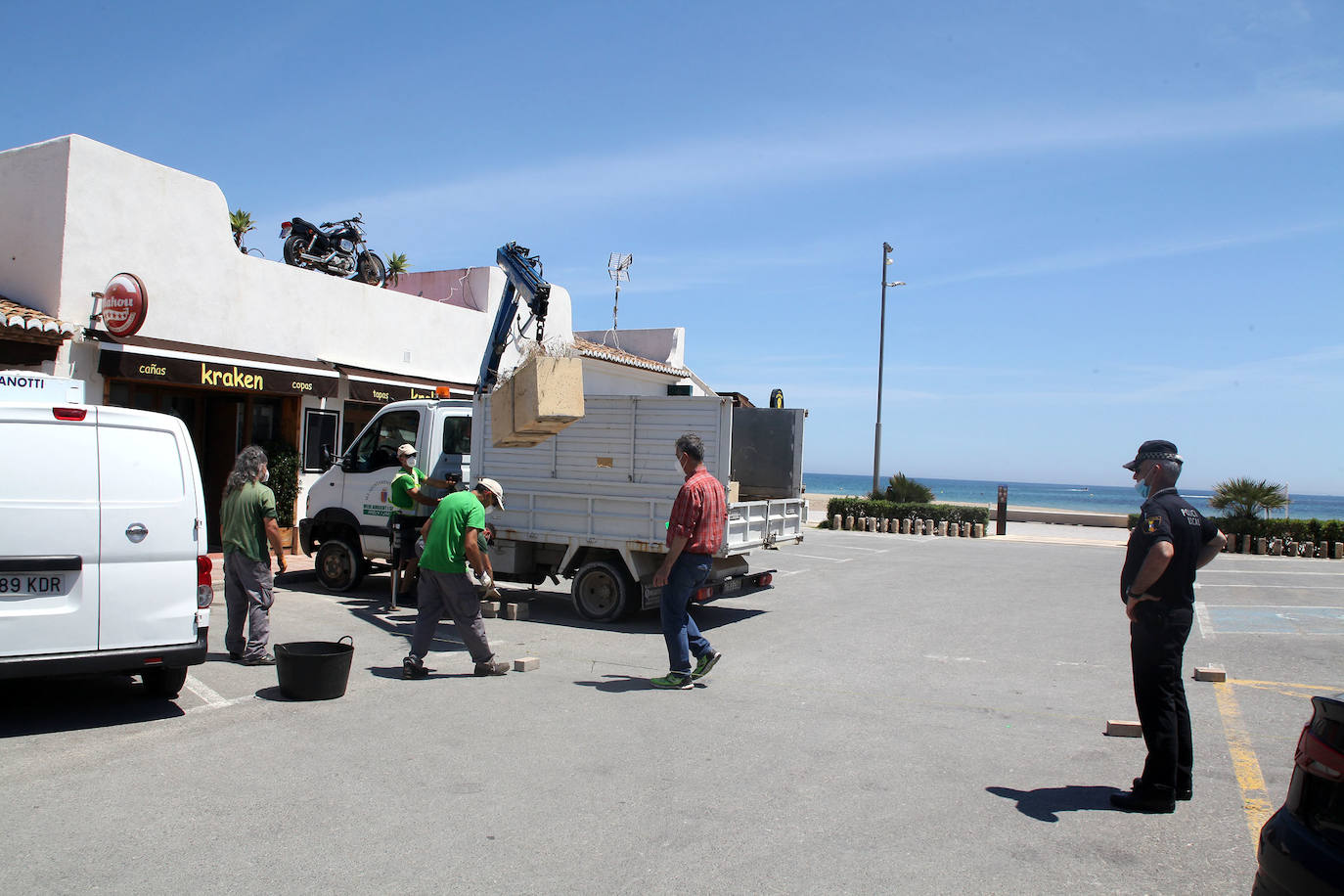 Xàbia | Los agentes policiales han llevado a cabo diferentes controles este jueves para vigilar que las personas que paseaban por las playas valencianas cumplieran con los requisitios permitidos durante la fase 1 de la desescalada en la que se encuentra la Comunitat. 