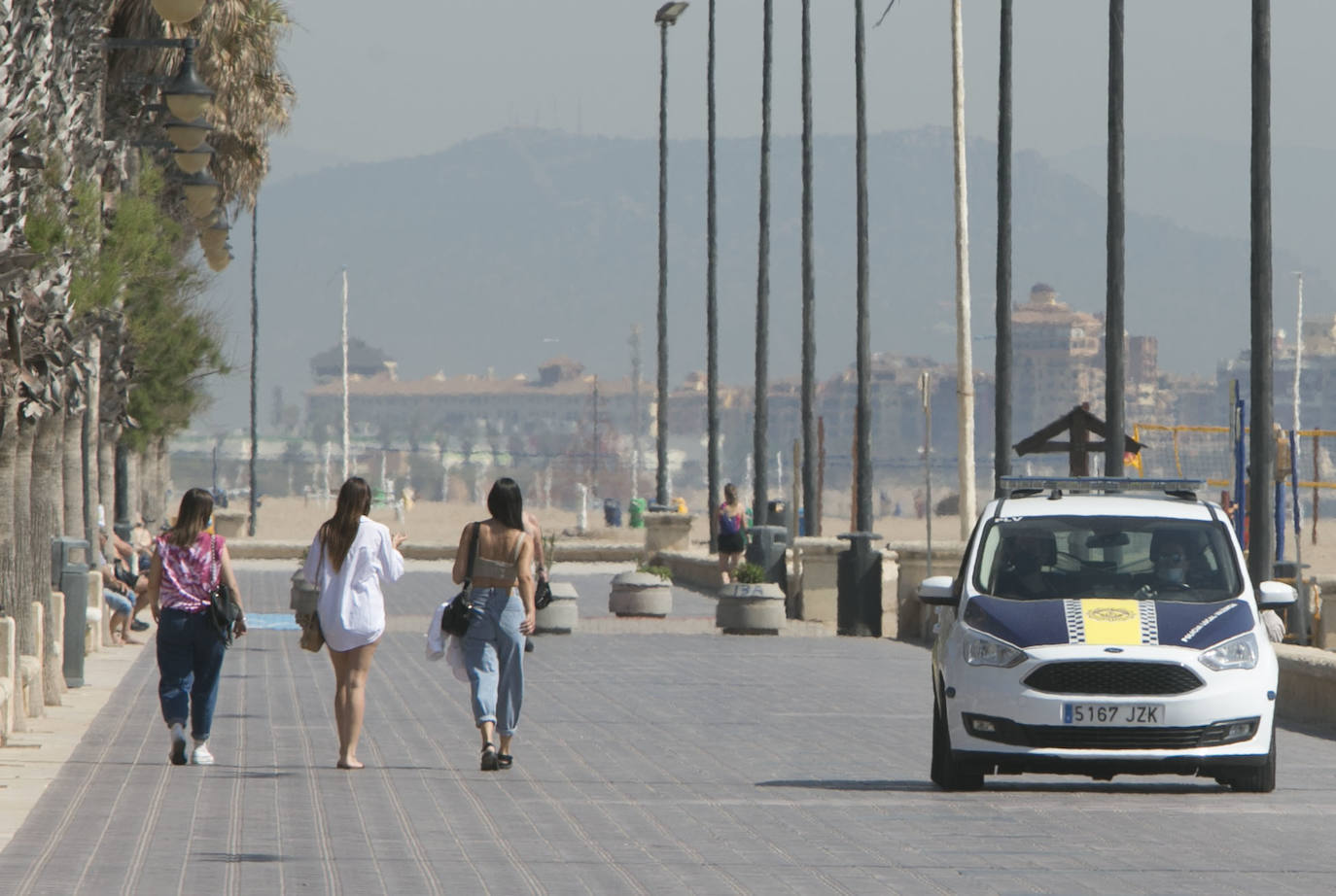 Playa de la Malvarrosa | Los agentes policiales han llevado a cabo diferentes controles este jueves para vigilar que las personas que paseaban por las playas valencianas cumplieran con los requisitios permitidos durante la fase 1 de la desescalada en la que se encuentra la Comunitat. 