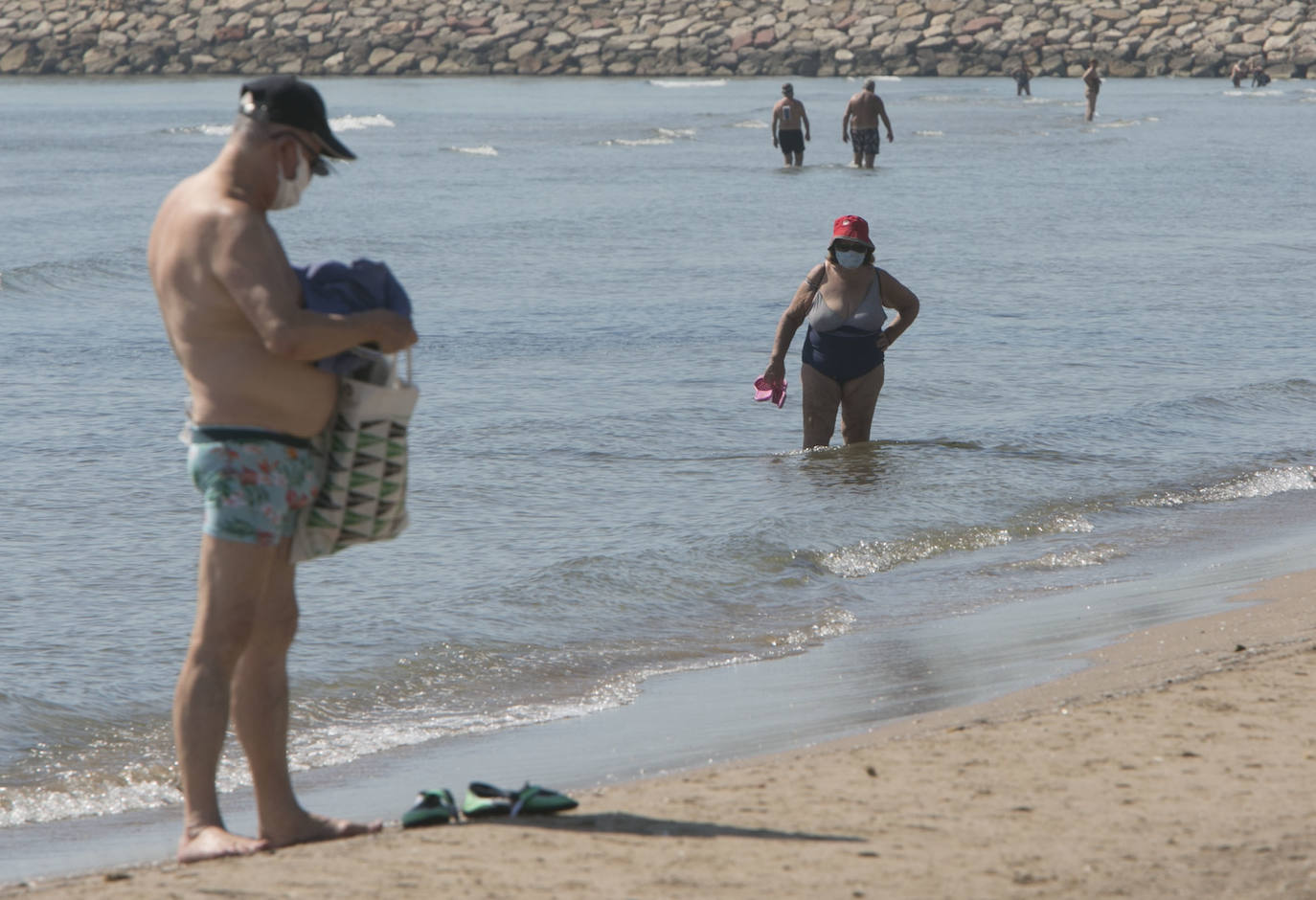 Playa de la Malvarrosa | Los agentes policiales han llevado a cabo diferentes controles este jueves para vigilar que las personas que paseaban por las playas valencianas cumplieran con los requisitios permitidos durante la fase 1 de la desescalada en la que se encuentra la Comunitat. 