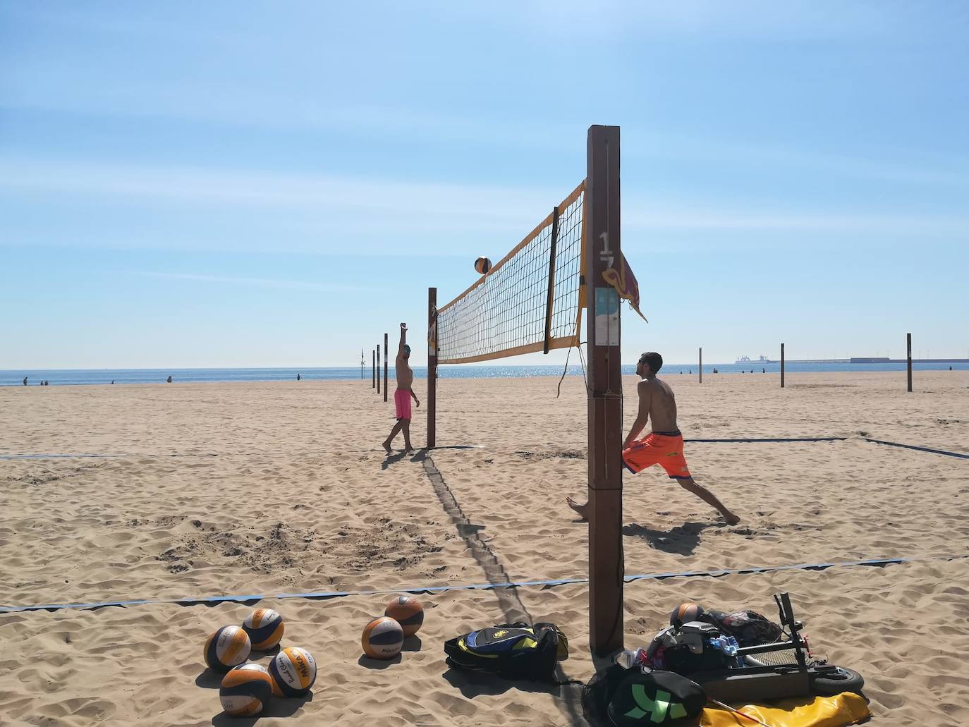 Playa de la Malvarrosa | Los agentes policiales han llevado a cabo diferentes controles este jueves para vigilar que las personas que paseaban por las playas valencianas cumplieran con los requisitios permitidos durante la fase 1 de la desescalada en la que se encuentra la Comunitat. 