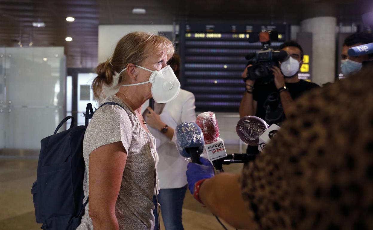 Uno de los pasajeros que ha llegado este jueves al aeropuerto de Valencia procedente de Zurich.