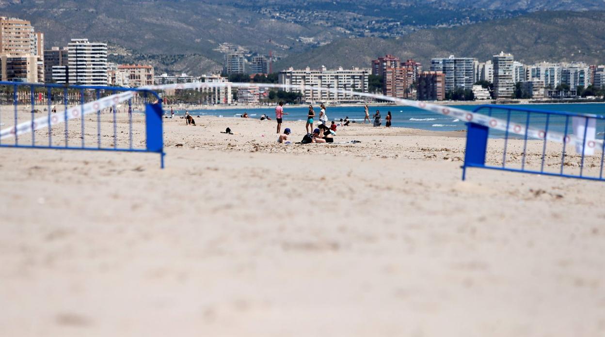 Vallas que llegaron a separar las playas de Alicante y El Campello a principios de este mes por no disponer de la misma normativa. efe