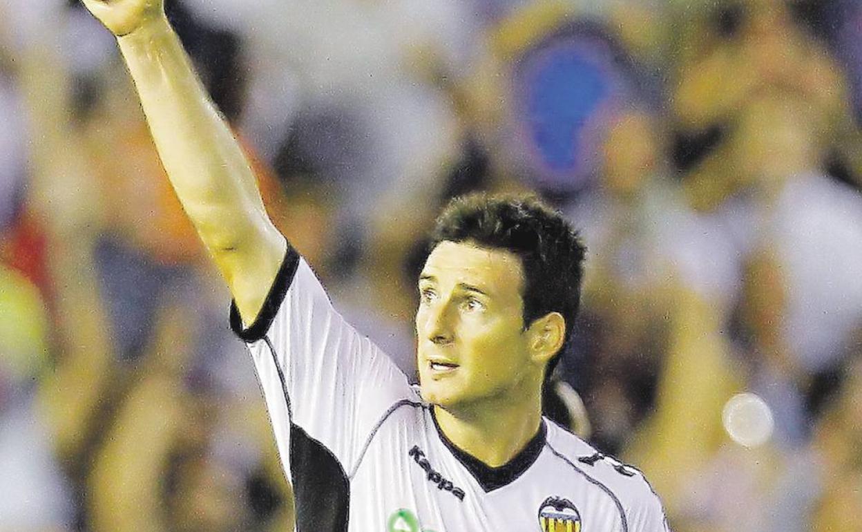 Aduriz celebra un gol durante su etapa en el Valencia.