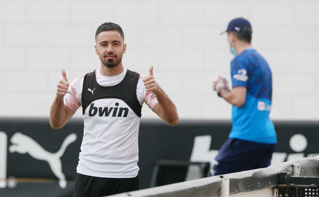 Jaume Costa saluda en la ciudad deportiva de Paterna.