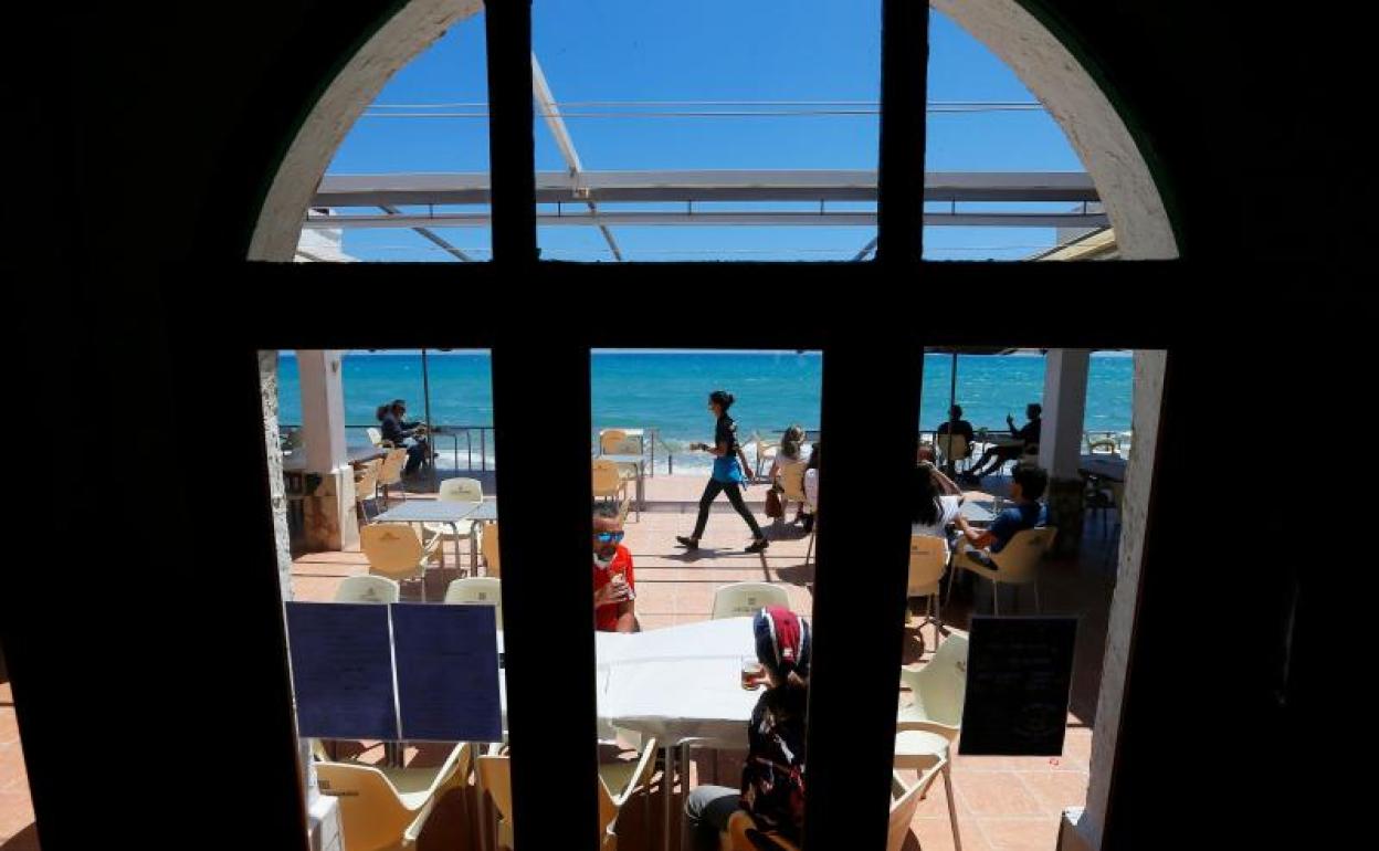 Una terraza en Elche de la Marina, en Alicante.