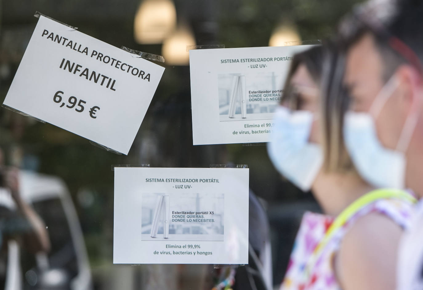 Desde este jueves, llevar mascarillas es ya obligatorio en espacios públicos, tanto al aire libre como cerrados, siempre y cuando no se pueda mantener una distancia social de dos metros, según la orden del Ministerio de Sanidad y que si se incumple puede derivar en sanción. 