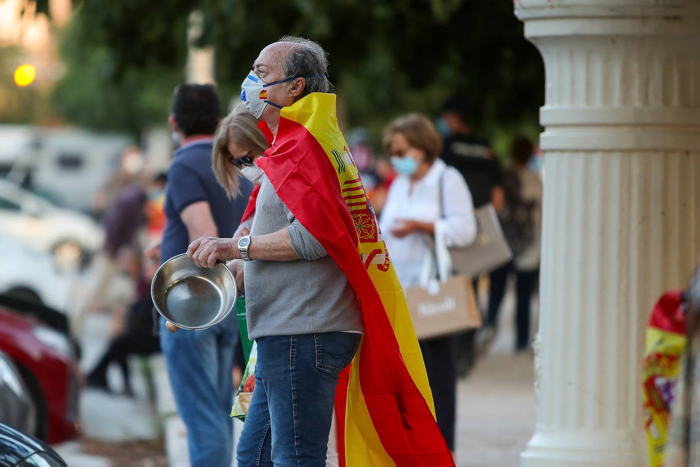 Entre 500 y 800 personas han acudido este jueves 21 de mayo al cuartel de San Juan de La Ribera, en el paseo de la Alameda de Valencia, al momento de izar la bandera de España para protestar por la gestión del Gobierno en la crisis del coronavirus. 