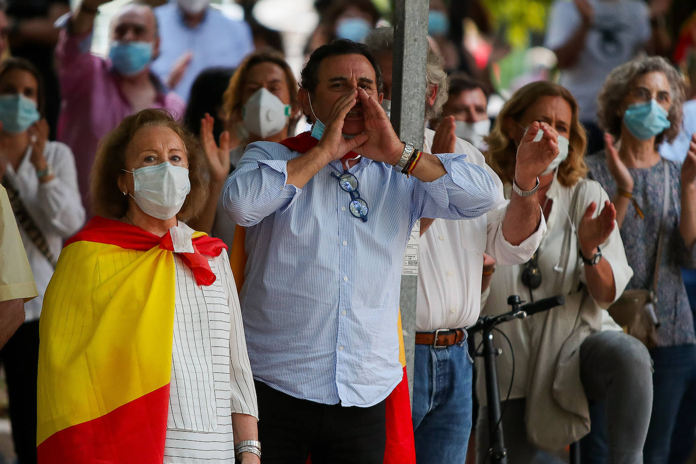 Entre 500 y 800 personas han acudido este jueves 21 de mayo al cuartel de San Juan de La Ribera, en el paseo de la Alameda de Valencia, al momento de izar la bandera de España para protestar por la gestión del Gobierno en la crisis del coronavirus. 