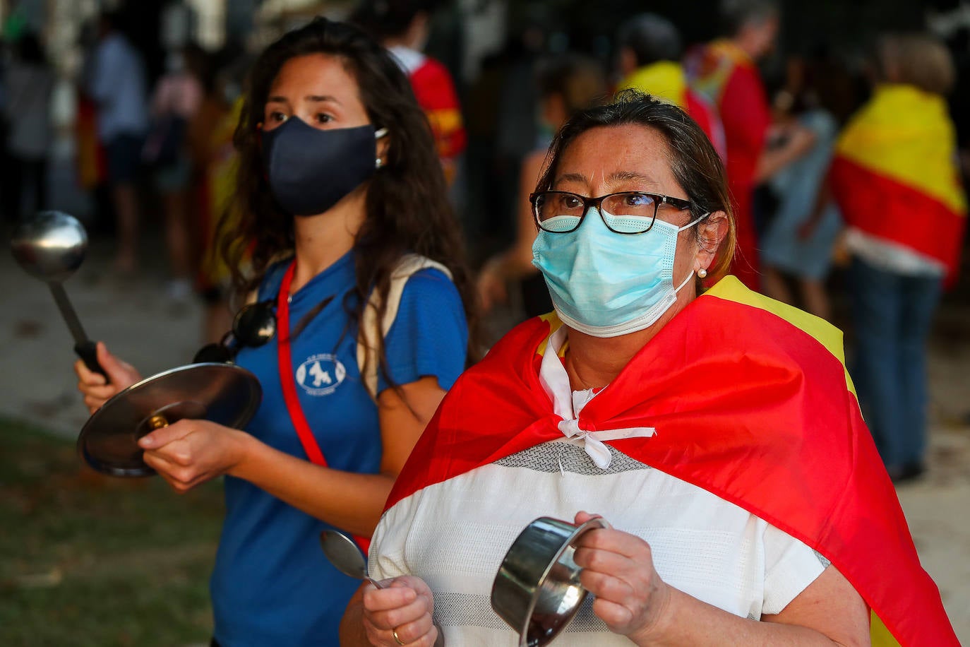 Entre 500 y 800 personas han acudido este jueves 21 de mayo al cuartel de San Juan de La Ribera, en el paseo de la Alameda de Valencia, al momento de izar la bandera de España para protestar por la gestión del Gobierno en la crisis del coronavirus. 