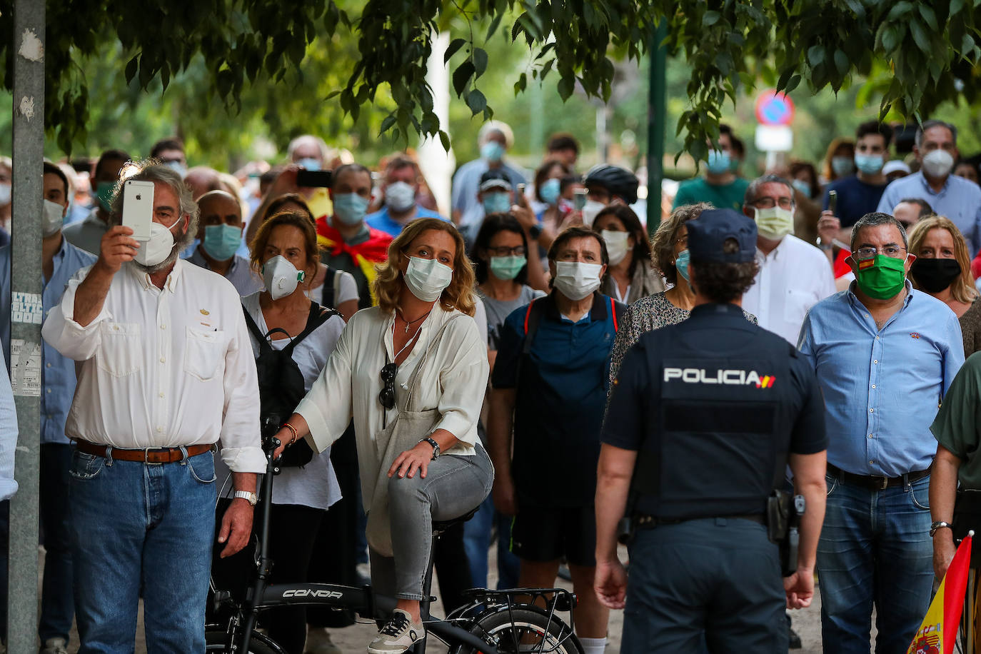 Entre 500 y 800 personas han acudido este jueves 21 de mayo al cuartel de San Juan de La Ribera, en el paseo de la Alameda de Valencia, al momento de izar la bandera de España para protestar por la gestión del Gobierno en la crisis del coronavirus. 