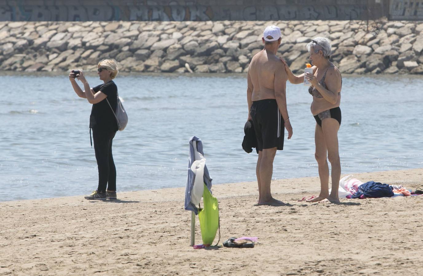 A la espera de concretarse oficialmente las nuevas normas para disfrutar de la costa este verano -ya se ha hecho público el borrador-, las playas de la Comunitat empiezan a recibir cada día más visitantes. 