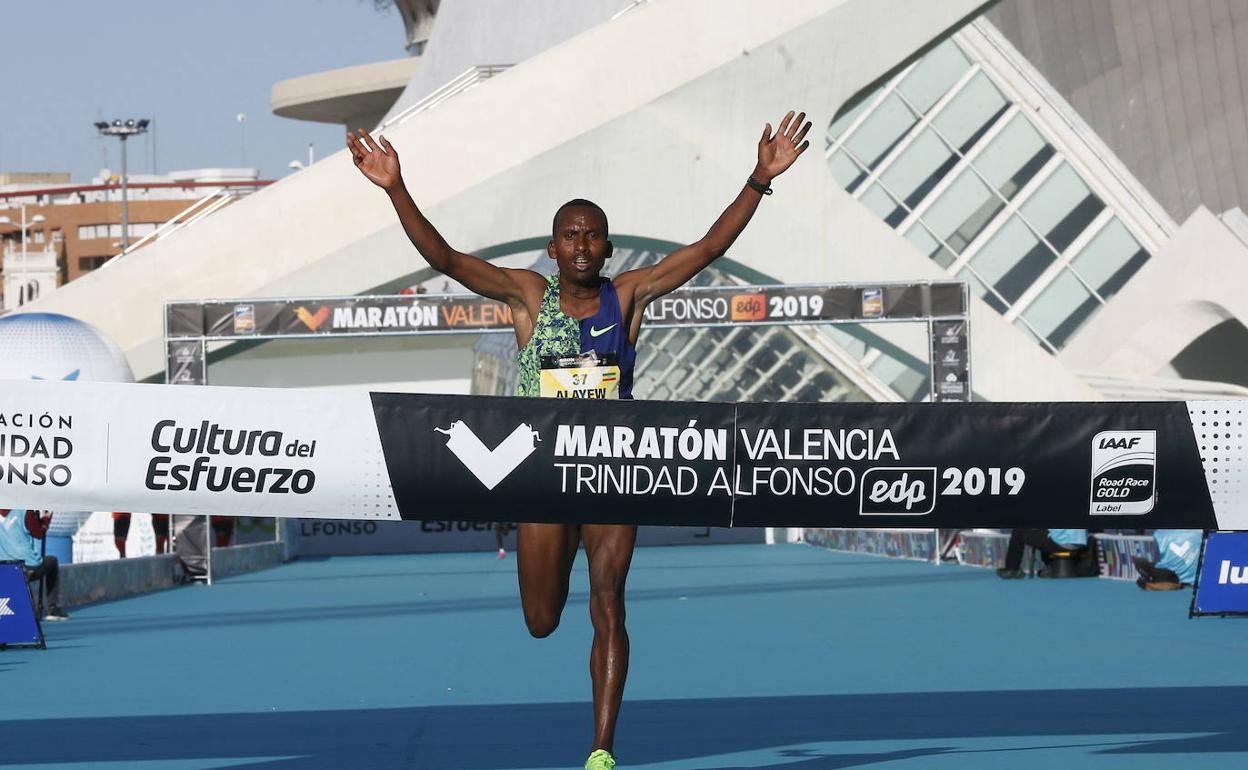 Kinde Atanaw Alayew cruza la meta como ganador del Maratón Valencia 2019 