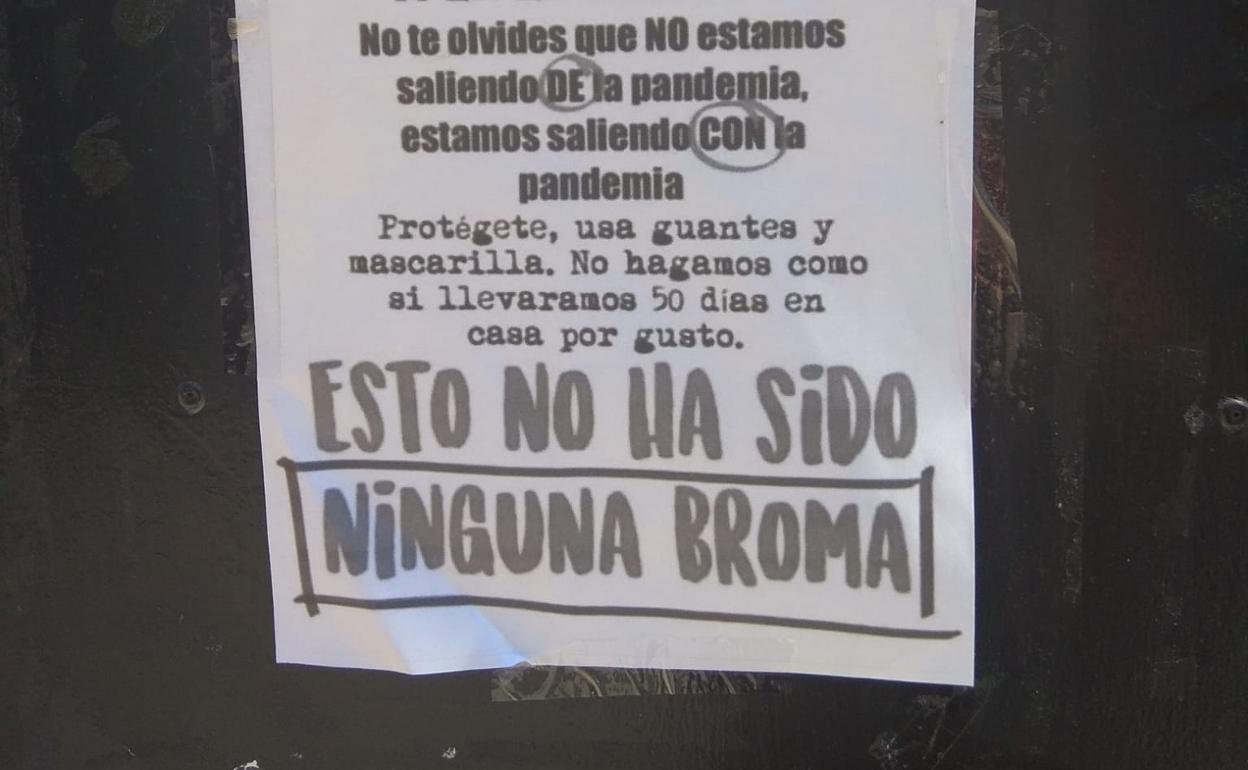 Cartel colgado en la puerta de un bar de Rafelbunyol.