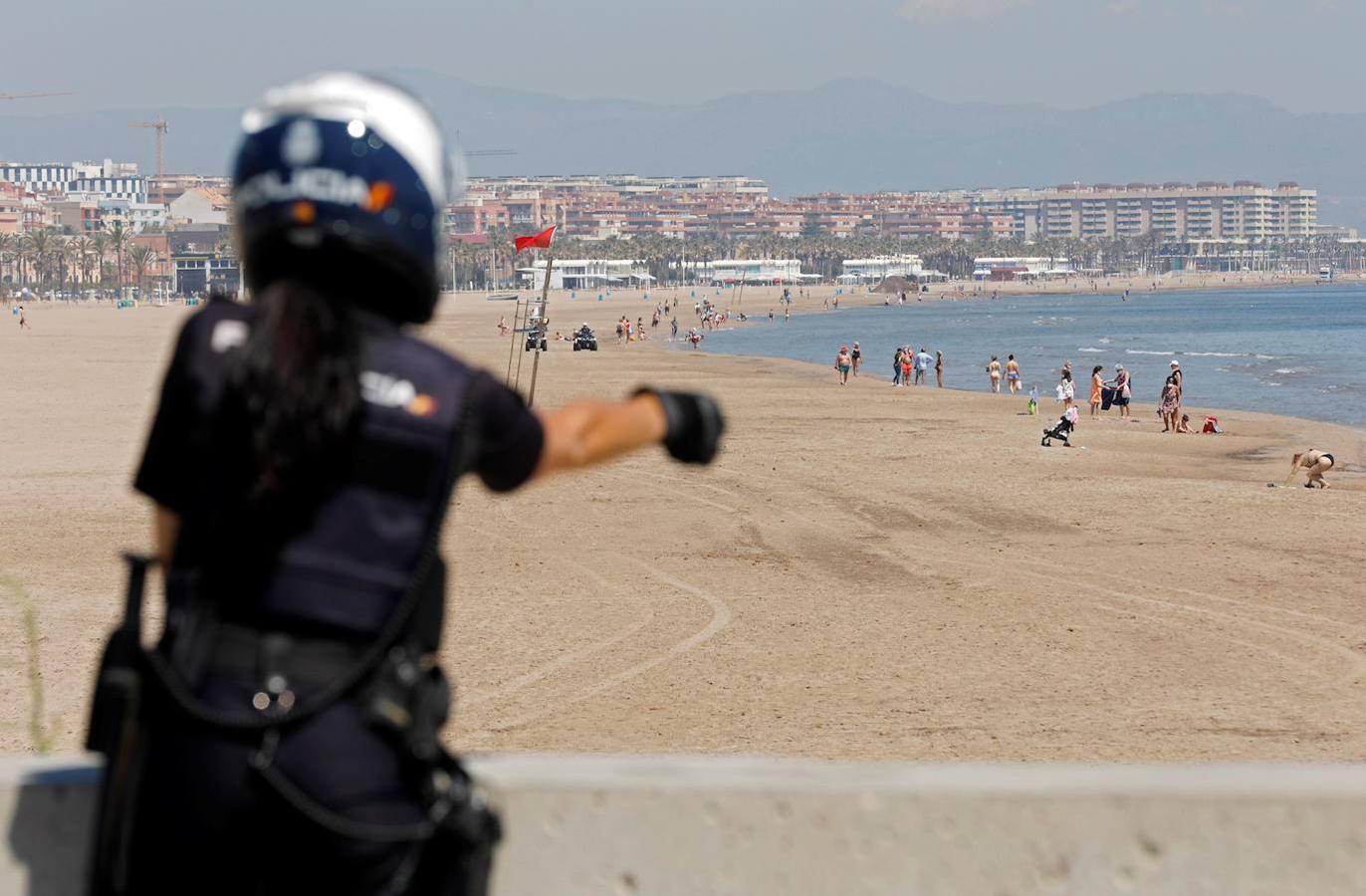 A la espera de concretarse oficialmente las nuevas normas para disfrutar de la costa este verano -ya se ha hecho público el borrador-, las playas de la Comunitat empiezan a recibir cada día más visitantes. 