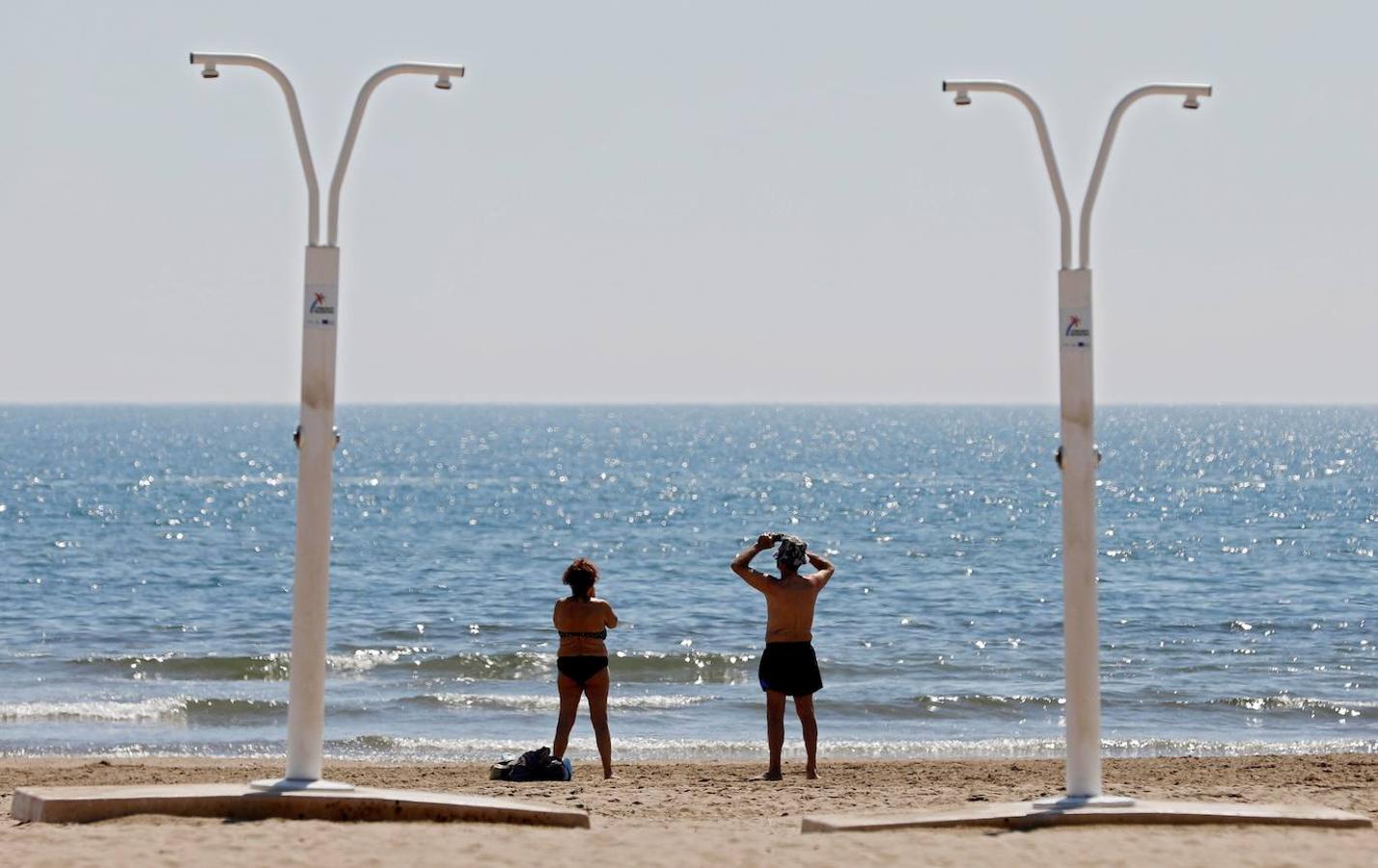 A la espera de concretarse oficialmente las nuevas normas para disfrutar de la costa este verano -ya se ha hecho público el borrador-, las playas de la Comunitat empiezan a recibir cada día más visitantes. 