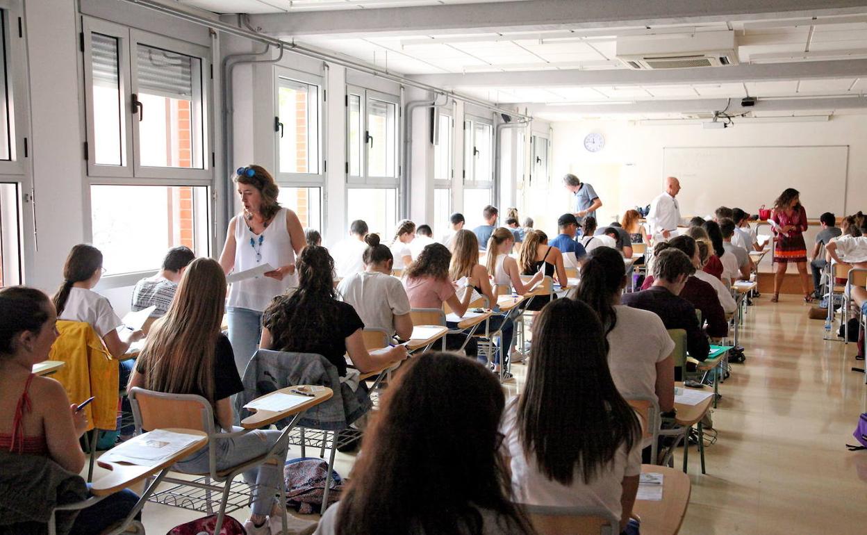 Un grupo de estudiantes se somete a un examen