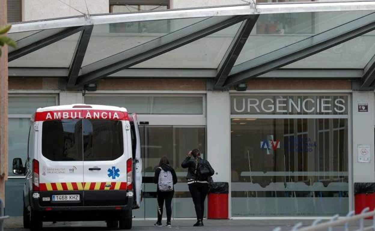 Una ambulancia a las puertas del Hospital Doctor Peset de Valencia. 