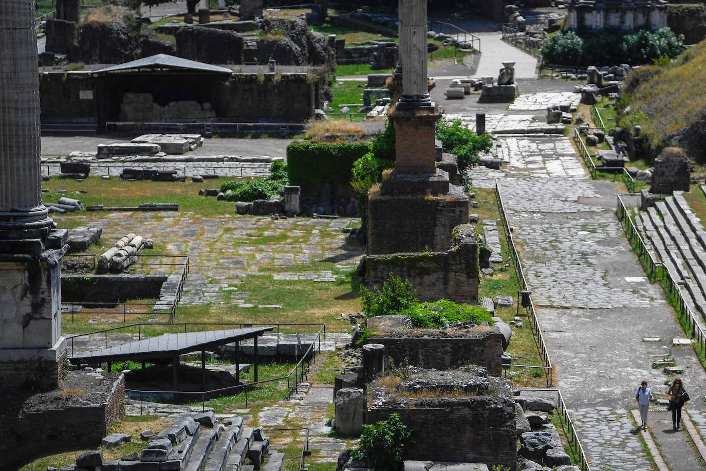 Los museos de la capital italiana han abierto sus puertas con apenas visitantes y sin turistas extranjeros, tras más de dos meses de cierre por la pandemia de coronavirus. Sólo unas pocas personas recorren sus galerías, casi vacías, escuchando el eco de sus propios pasos, conscientes de lo excepcional de esta «nueva normalidad». 