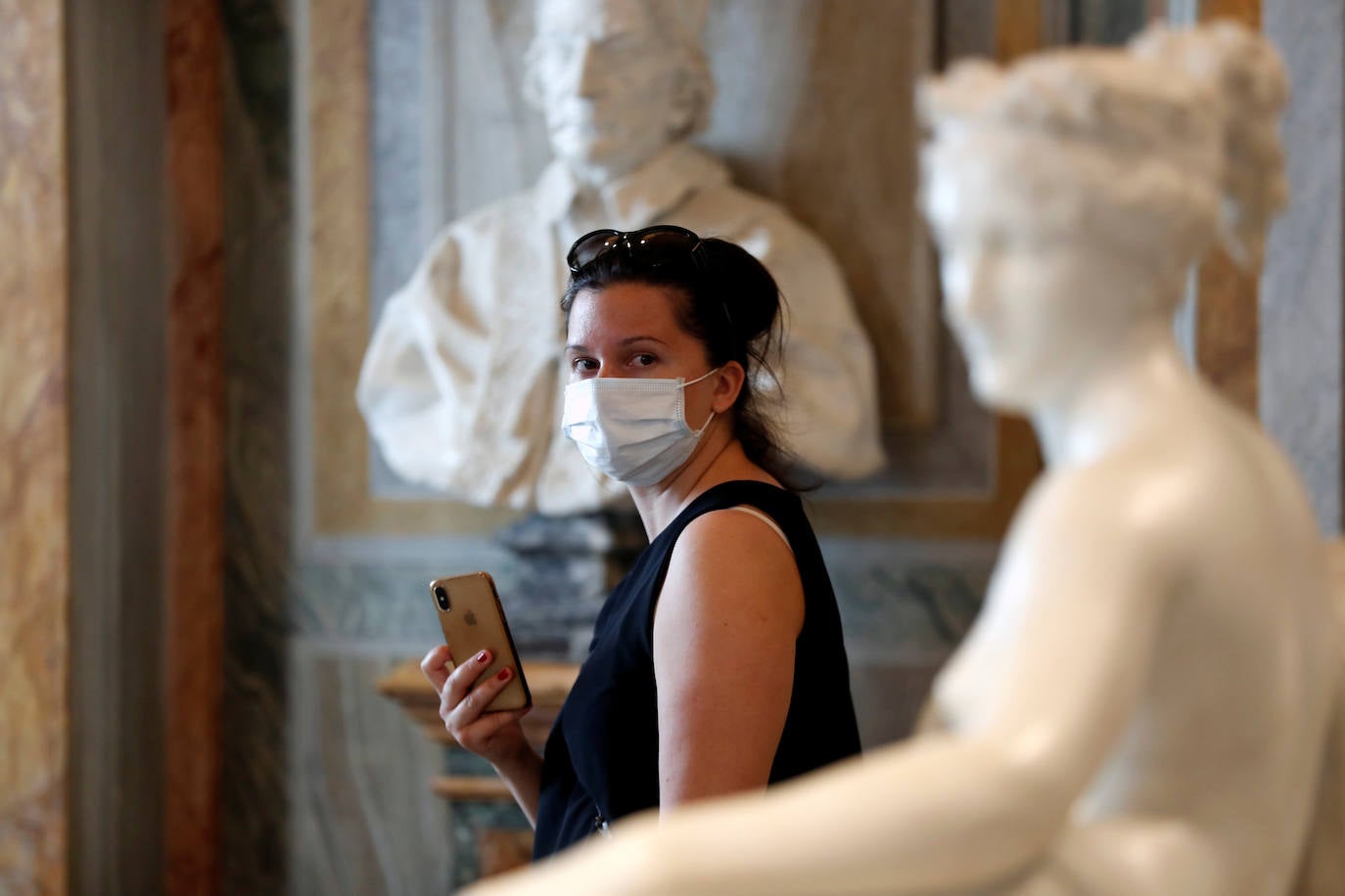 Los museos de la capital italiana han abierto sus puertas con apenas visitantes y sin turistas extranjeros, tras más de dos meses de cierre por la pandemia de coronavirus. Sólo unas pocas personas recorren sus galerías, casi vacías, escuchando el eco de sus propios pasos, conscientes de lo excepcional de esta «nueva normalidad». 