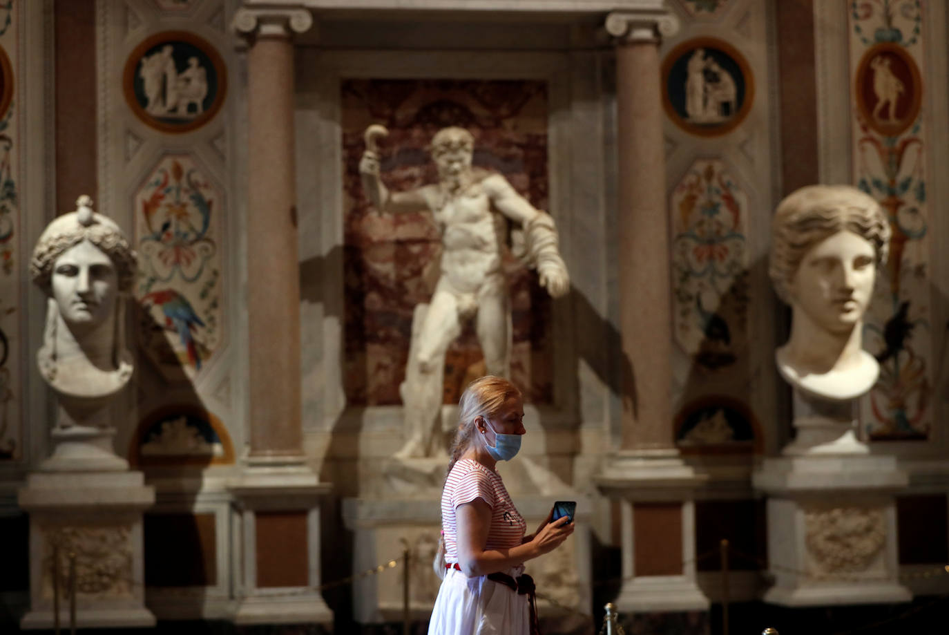 Los museos de la capital italiana han abierto sus puertas con apenas visitantes y sin turistas extranjeros, tras más de dos meses de cierre por la pandemia de coronavirus. Sólo unas pocas personas recorren sus galerías, casi vacías, escuchando el eco de sus propios pasos, conscientes de lo excepcional de esta «nueva normalidad». 