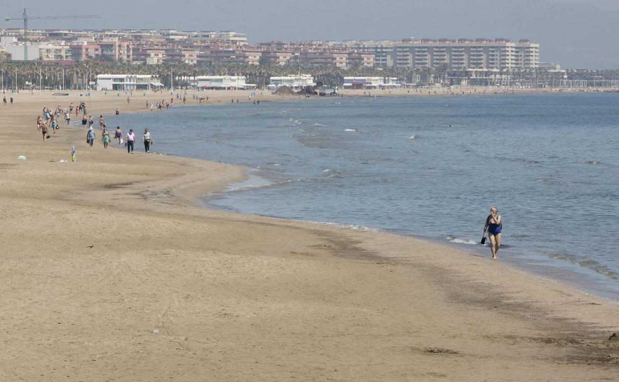 Adiós a pasar el día en la playa este verano: el coronavirus obliga a poner tiempo de permanencia