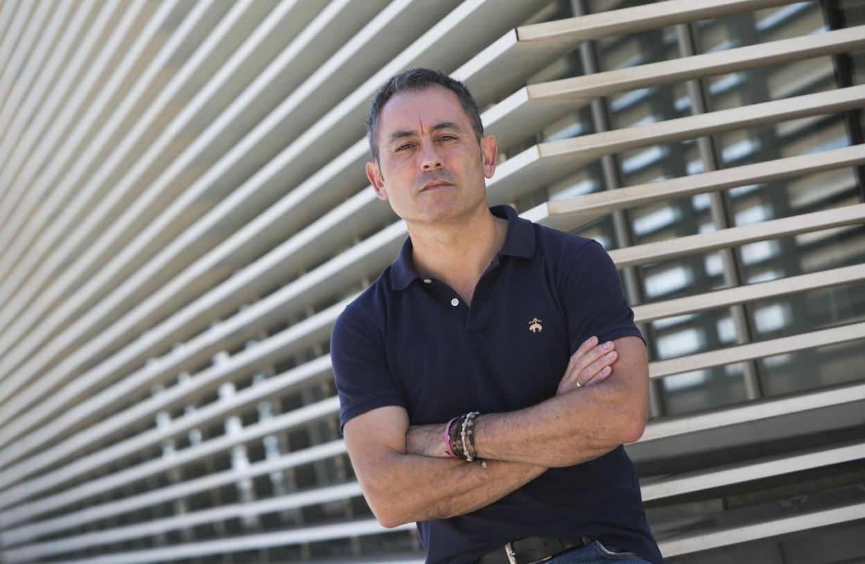 Joaquín Chust, delegado comercial de una multinacional de equipamientos comerciales, en Valencia. damián Torres