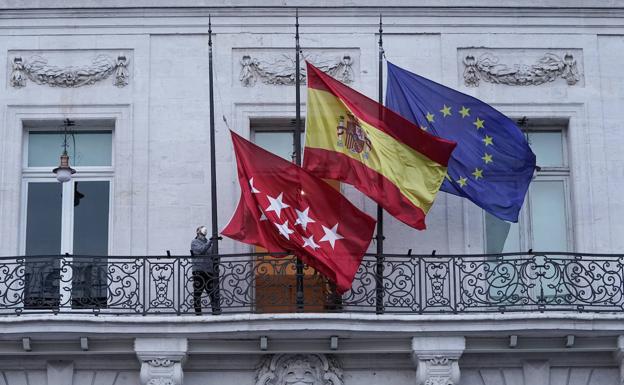 Banderas a media asta en la Comunidad de Madrid por los fallecidos por coronavirus. 