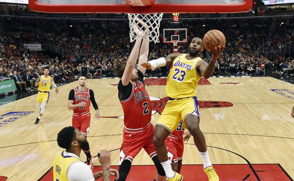 LeBron James se dispone a anotar en un Lakers-Bulls. 