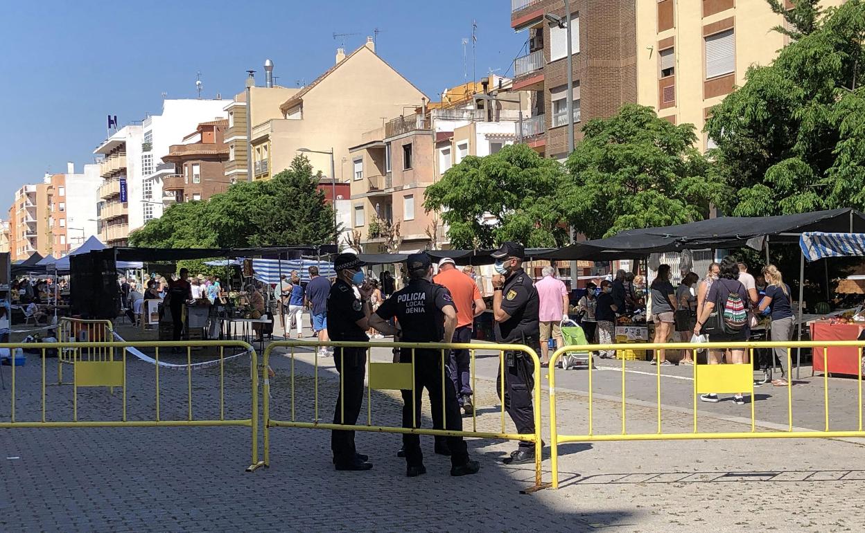 Agentes de policía controlando el mercado de fruta del viernes en Dénia. 