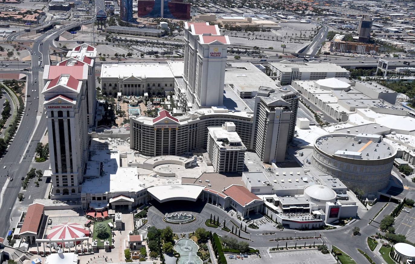 Las Vegas (Nevada, EE UU) es una ciudad siempre sorprendente. Normalmente es una urbe llena de vida, bulliciosa, caótica. La crisis del coronavirus se ha cebado también con esta ciudad, que vive del turismo, de sus espectáculos y del juego. Estas fotografías aéreas muestran imágenes inusuales de sus imponentes hoteles y casinos cerrados y sus ahora solitarias avenidas. 