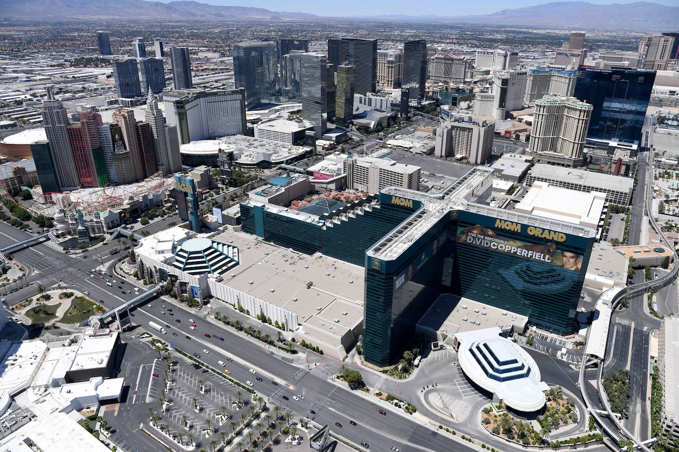 Las Vegas (Nevada, EE UU) es una ciudad siempre sorprendente. Normalmente es una urbe llena de vida, bulliciosa, caótica. La crisis del coronavirus se ha cebado también con esta ciudad, que vive del turismo, de sus espectáculos y del juego. Estas fotografías aéreas muestran imágenes inusuales de sus imponentes hoteles y casinos cerrados y sus ahora solitarias avenidas. 