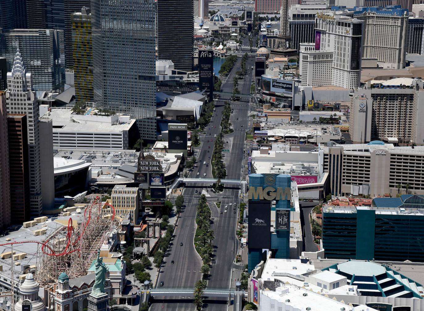 Las Vegas (Nevada, EE UU) es una ciudad siempre sorprendente. Normalmente es una urbe llena de vida, bulliciosa, caótica. La crisis del coronavirus se ha cebado también con esta ciudad, que vive del turismo, de sus espectáculos y del juego. Estas fotografías aéreas muestran imágenes inusuales de sus imponentes hoteles y casinos cerrados y sus ahora solitarias avenidas. 