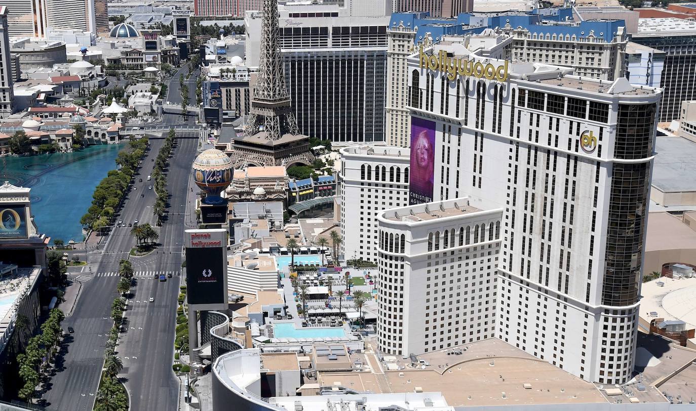 Las Vegas (Nevada, EE UU) es una ciudad siempre sorprendente. Normalmente es una urbe llena de vida, bulliciosa, caótica. La crisis del coronavirus se ha cebado también con esta ciudad, que vive del turismo, de sus espectáculos y del juego. Estas fotografías aéreas muestran imágenes inusuales de sus imponentes hoteles y casinos cerrados y sus ahora solitarias avenidas. 