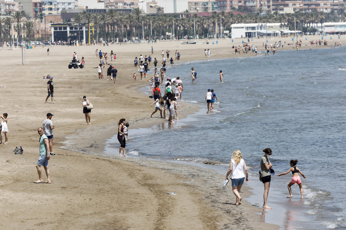 Los valencianos disfrutan, en la orilla del mar, de una jornada de altas temperaturas.