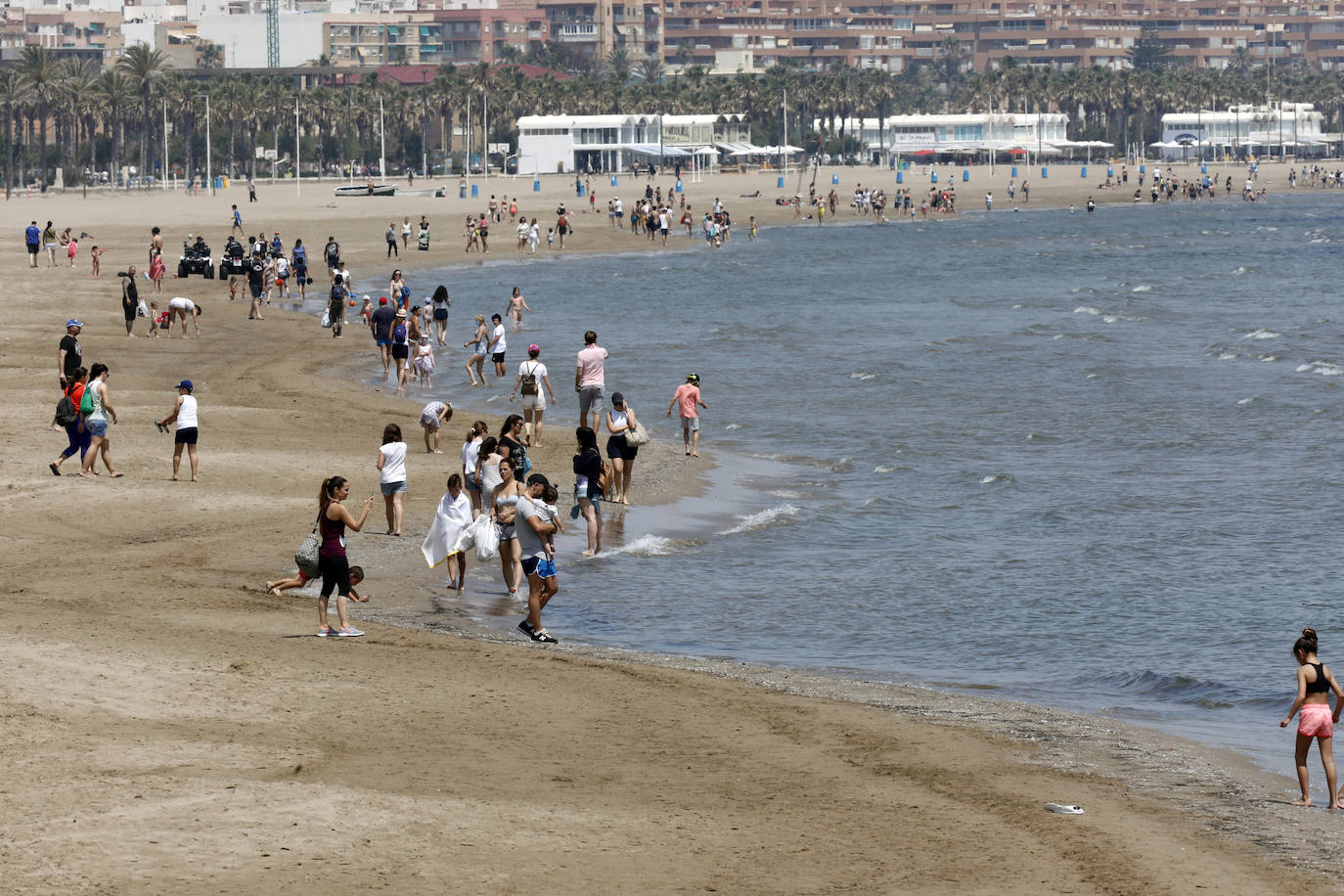 Los valencianos disfrutan, en la orilla del mar, de una jornada de altas temperaturas.