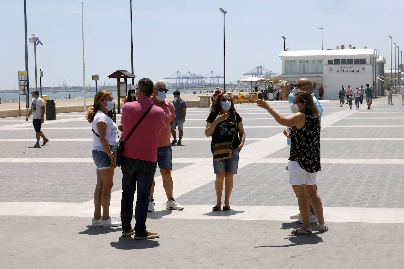 Los valencianos disfrutan, en la orilla del mar, de una jornada de altas temperaturas.