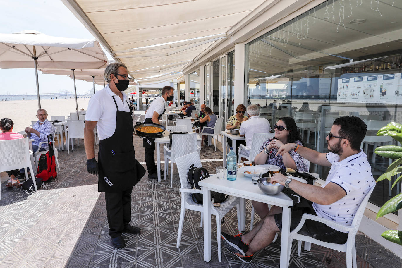 Los valencianos disfrutan, en la orilla del mar, de una jornada de altas temperaturas.