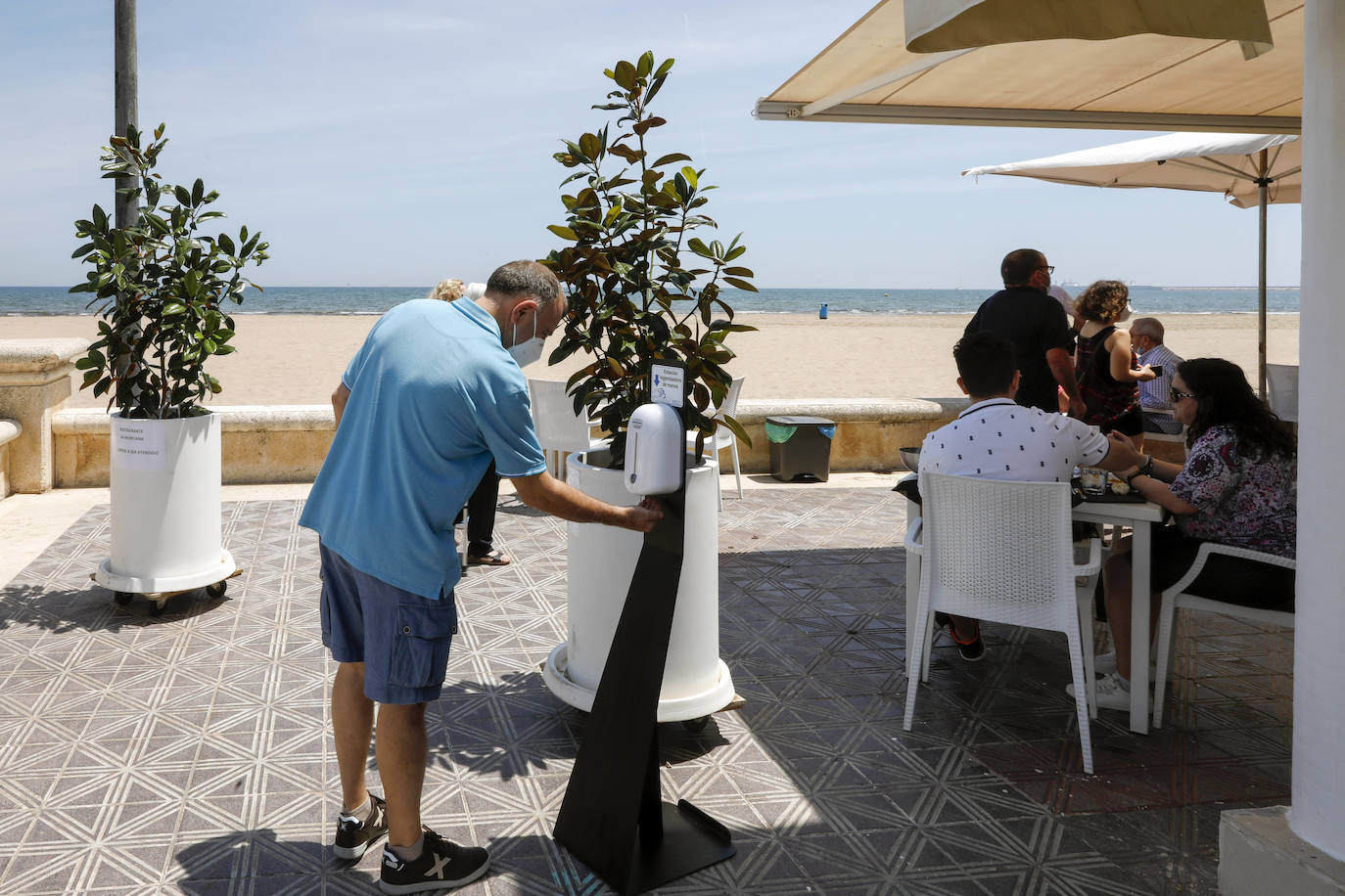 Los valencianos disfrutan, en la orilla del mar, de una jornada de altas temperaturas.