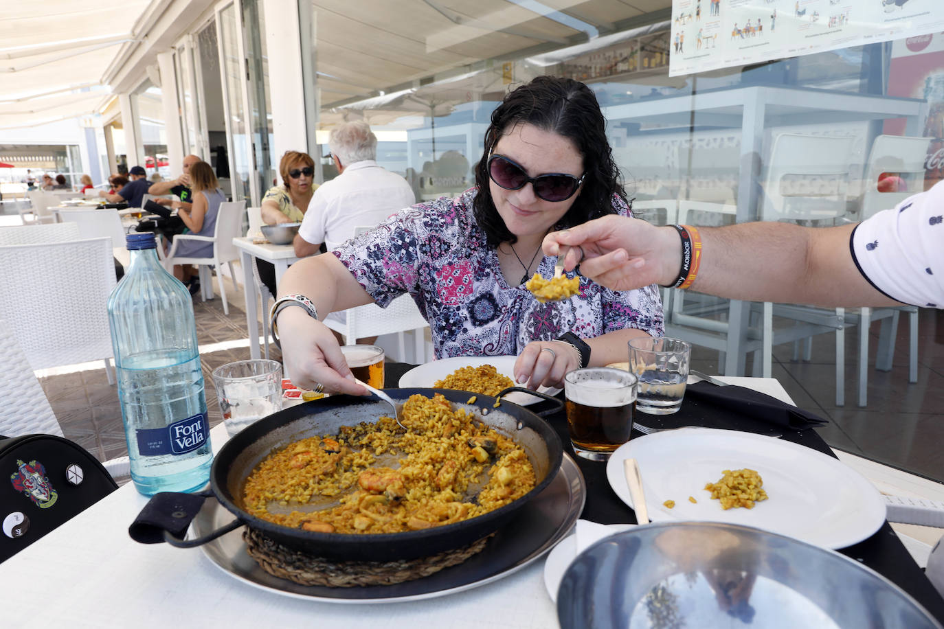 Los valencianos disfrutan, en la orilla del mar, de una jornada de altas temperaturas.