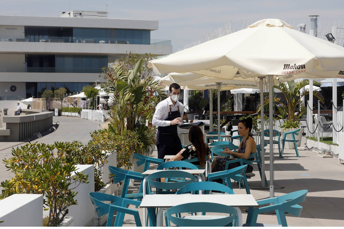 Los valencianos disfrutan, en la orilla del mar, de una jornada de altas temperaturas.